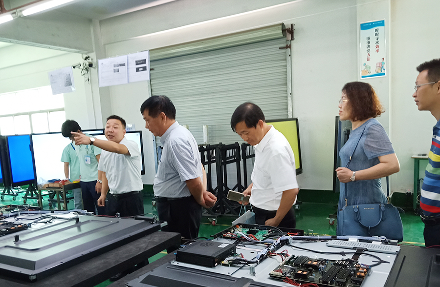 秉承教育精神，共創(chuàng)發(fā)展 --桂深兩地教育裝備協(xié)會專家蒞臨方成教學(xué)參觀和指導(dǎo)